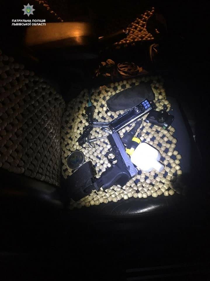 Во Львове патрульные остановили водителя с пистолетом и наркотиками