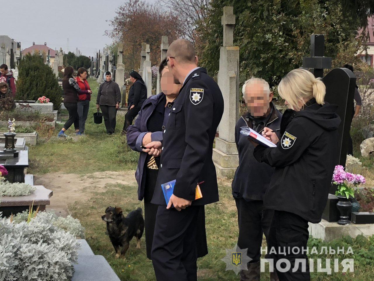 На Львівщині встановили жінку, яка викинула немовля на кладовищі