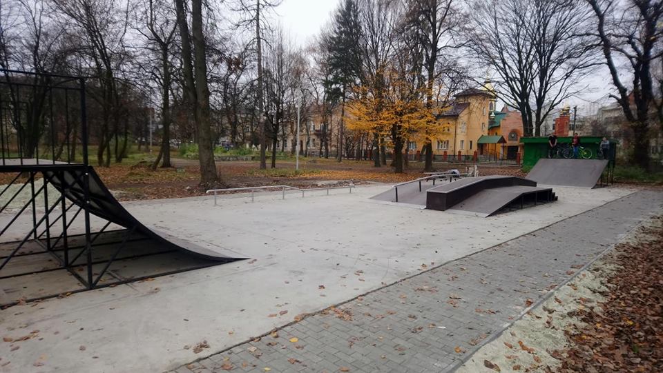У Дрогобичі встановили скейт-майданчик