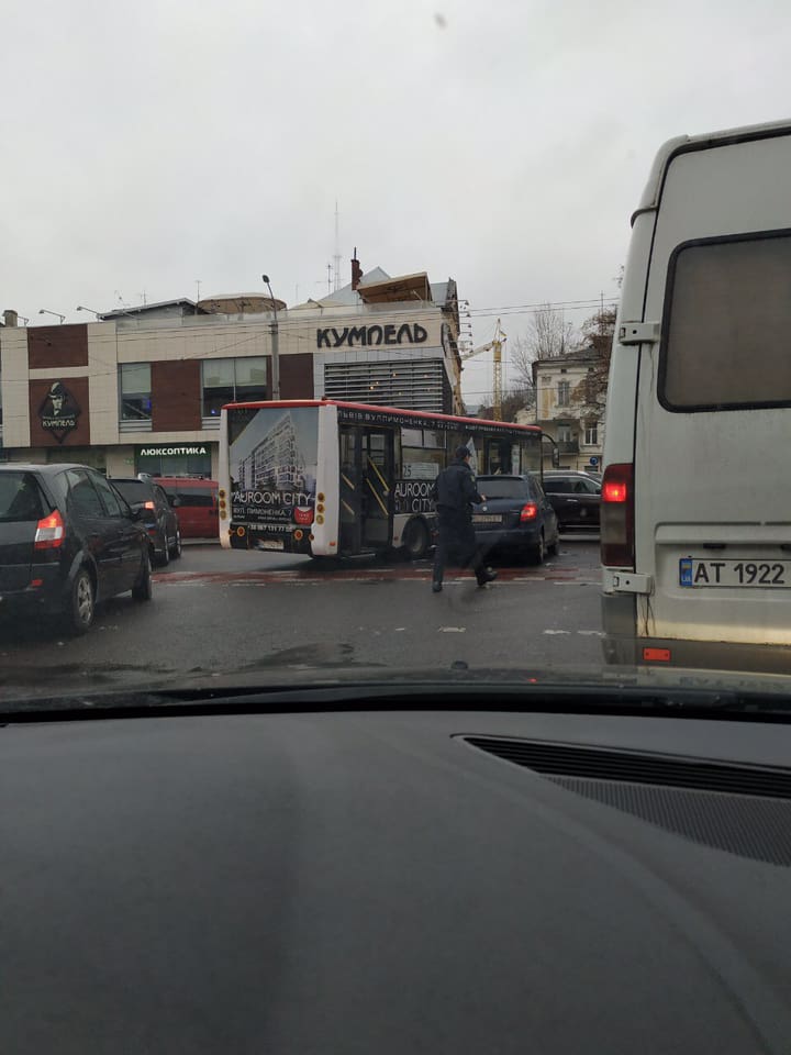У Львові тролейбус потрапив у ДТП