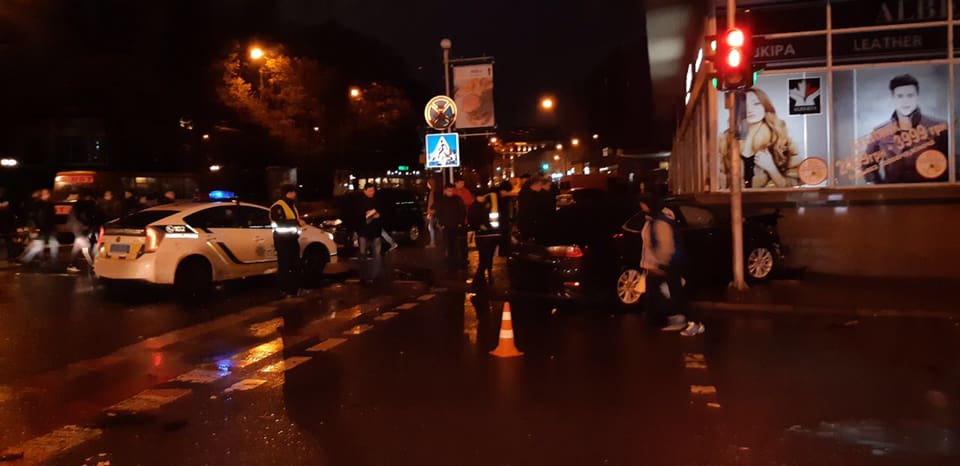 У Львові автівка врізалася в готель (фото)