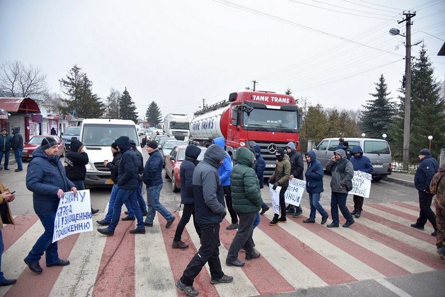 На пропускных пунктах Львовской области пикетчики начали пропускать людей