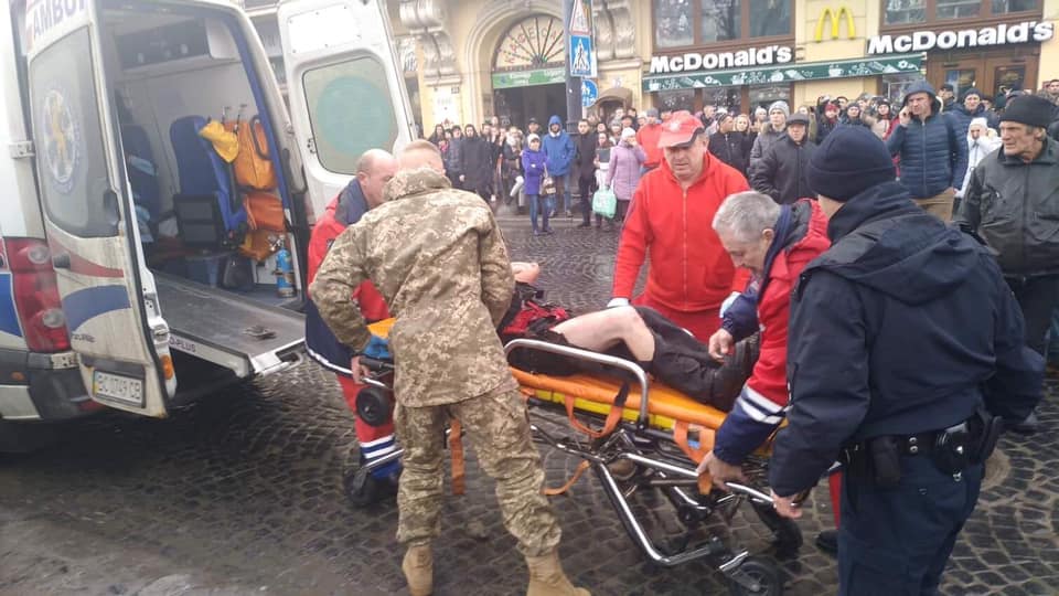 Герой дня - военный помог пострадавшим во время пожара во Львове