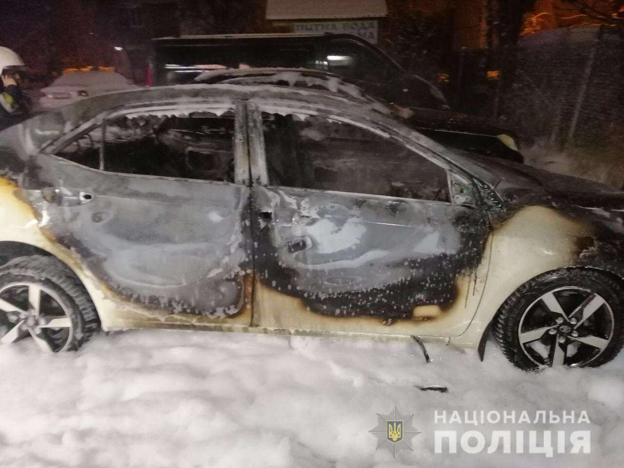 У Львові згоріла автівка (фото)