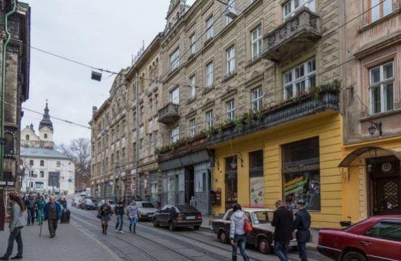 В центре Львова обвалилась гипсовая лепнина