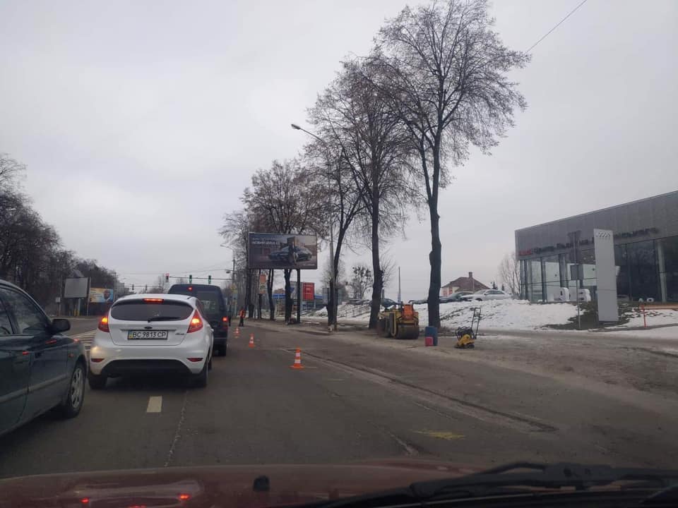 У Львові ремонтують ями на дорозі (фото)