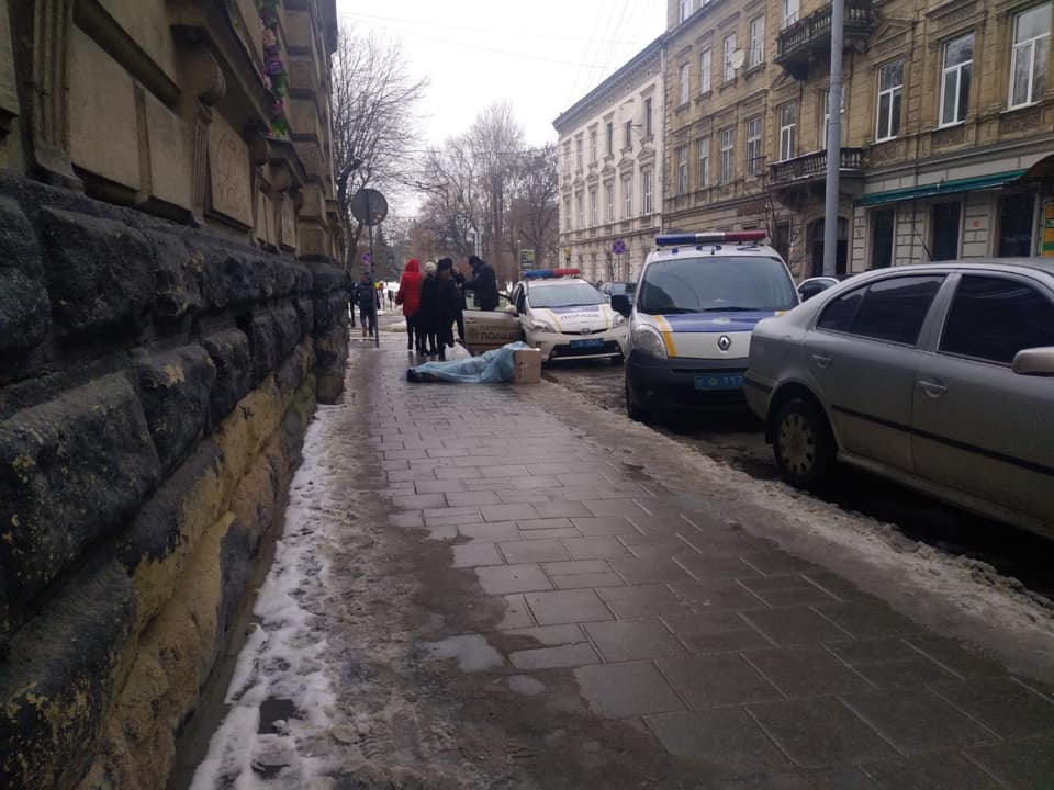 Во Львове на улице обнаружено тело мужчины