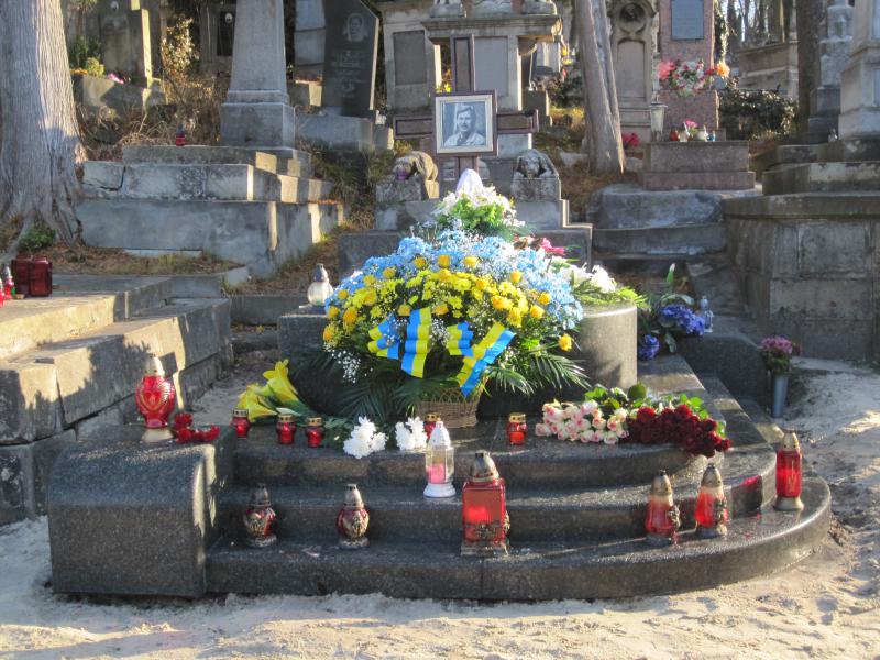 Во Львове женщина пыталась обокрасть могилу композитора Игоря Билозира