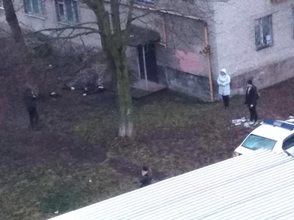Во Львове возле общежития обнаружили тело мужчины