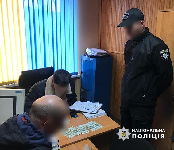 Львів'янина затримали за спробу підкупу посадовця