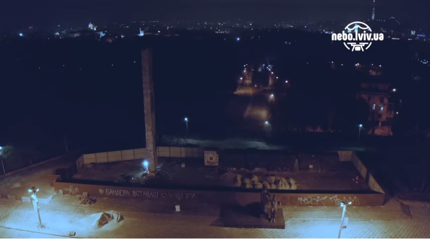 Во Львове демонтировали монумент Славы (видео)