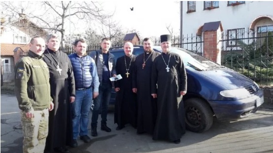 Львовские священники купили военный автомобиль