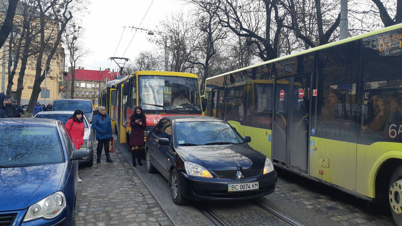 У Львові маршрутка зіткнулася з автівкою