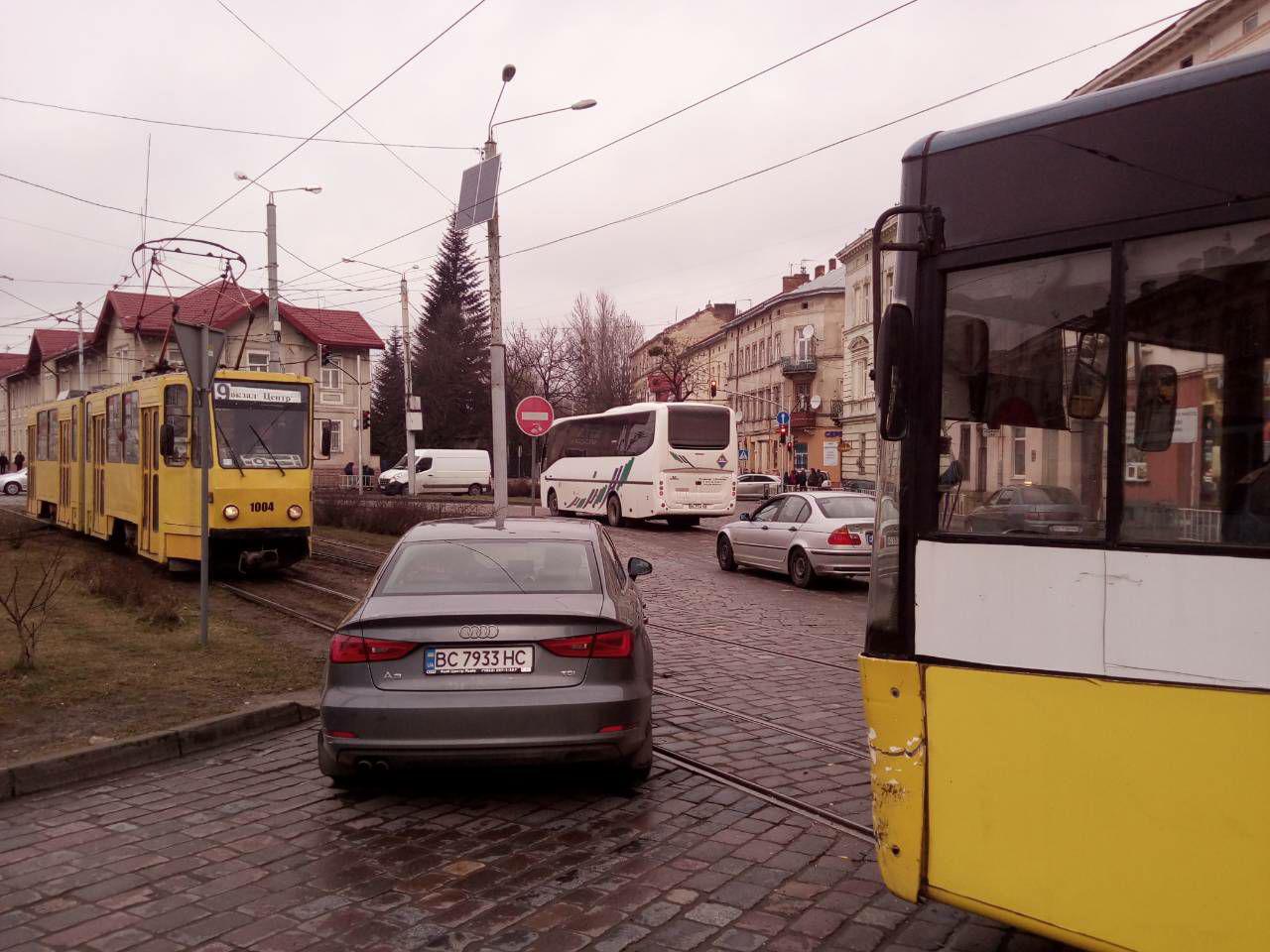 Во Львове столкнулись маршрутка и автомобиль