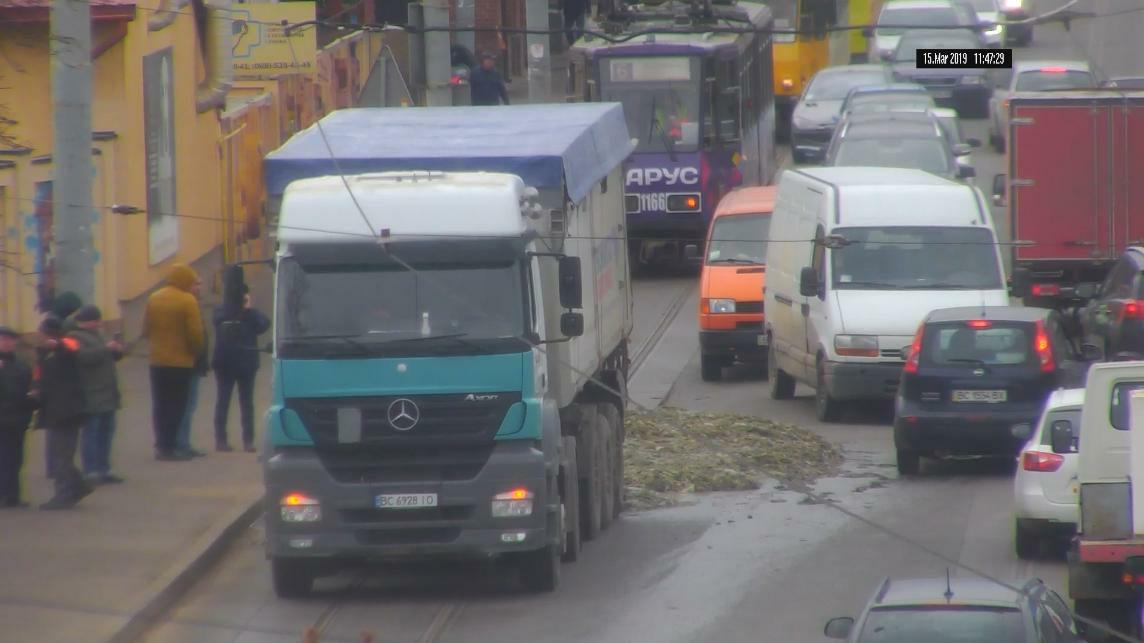 У Львові з автомашини під час руху висипалися відходи (фото)