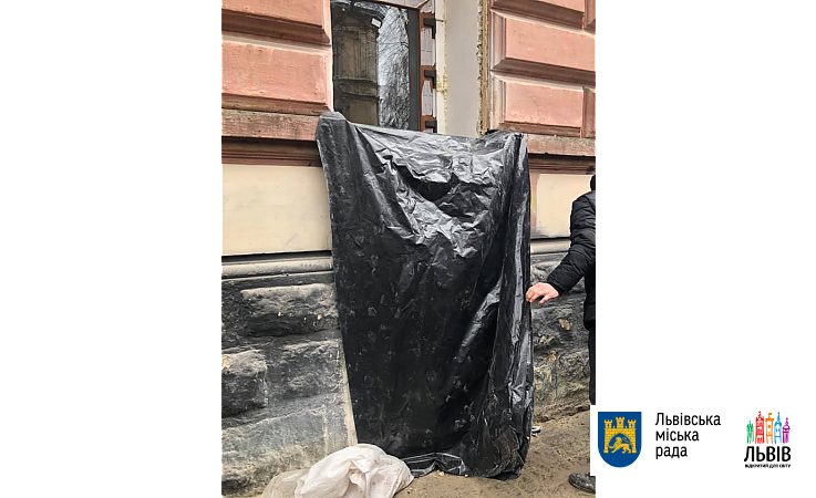 Владелец исторического здания во Львове самовольно пробил дверь