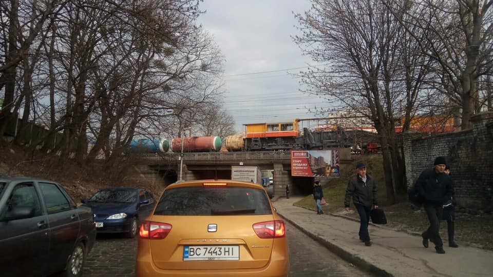 Во Львове грузовик застрял под мостом