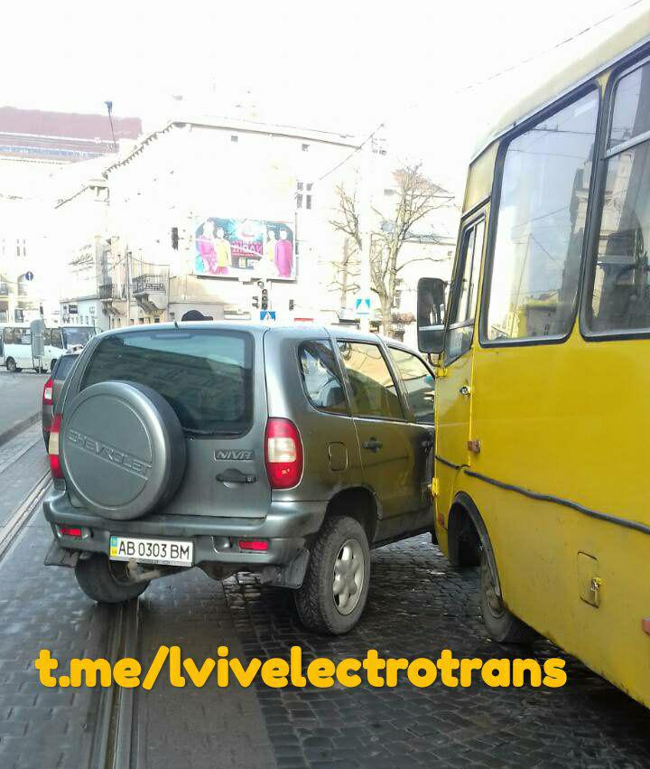 Во Львове ДТП с маршруткой, трамваи ходять по другому маршуту