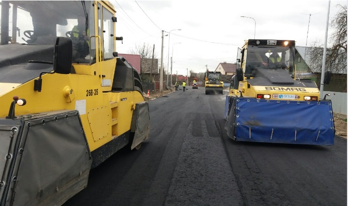 У Пустомитівському районі ремонтують дорогу (фото)