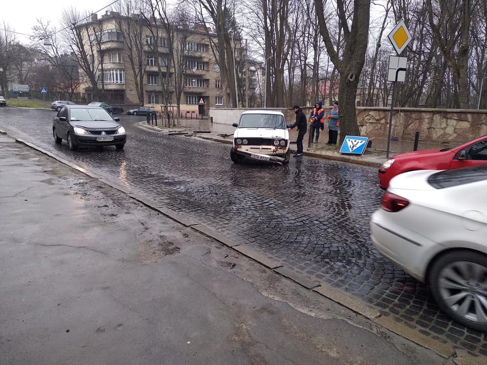 У Львові автомобіль зніс дорожній знак