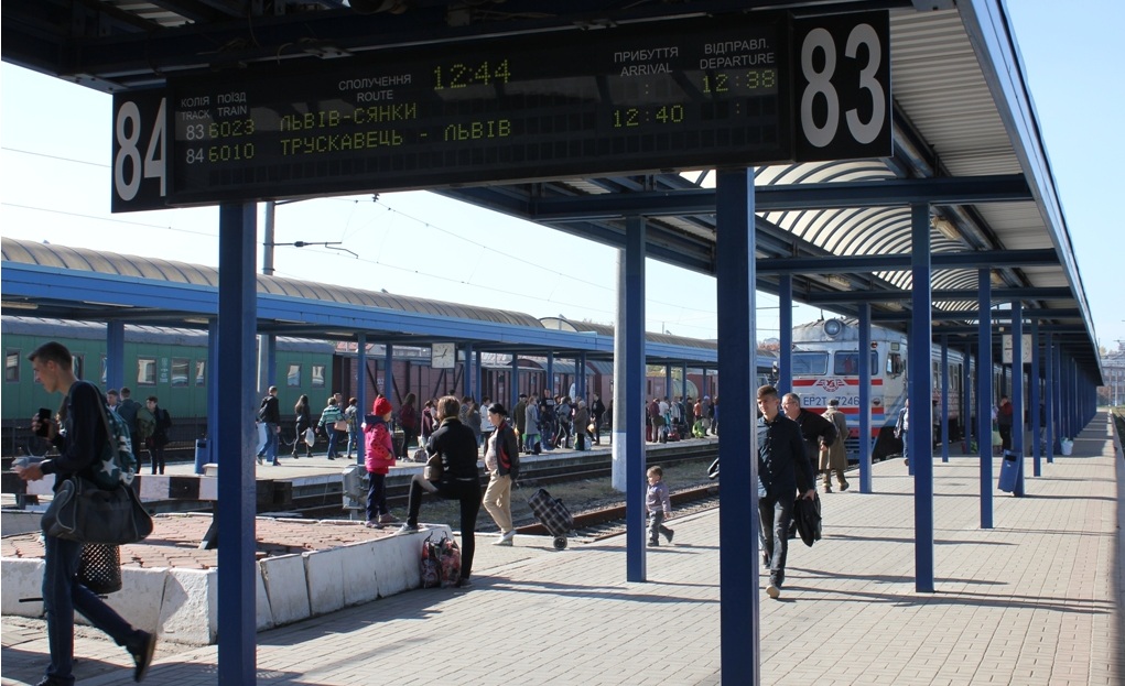 Поезда Львов - Ужгород и Львов - Черновцы изменят место отправления