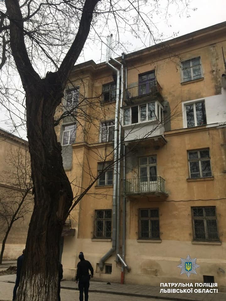 У Львові патрульні врятували самогубцю