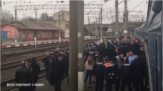 Фанаты "Карпат" разгромили вагоны поезда Львов - Запорожье
