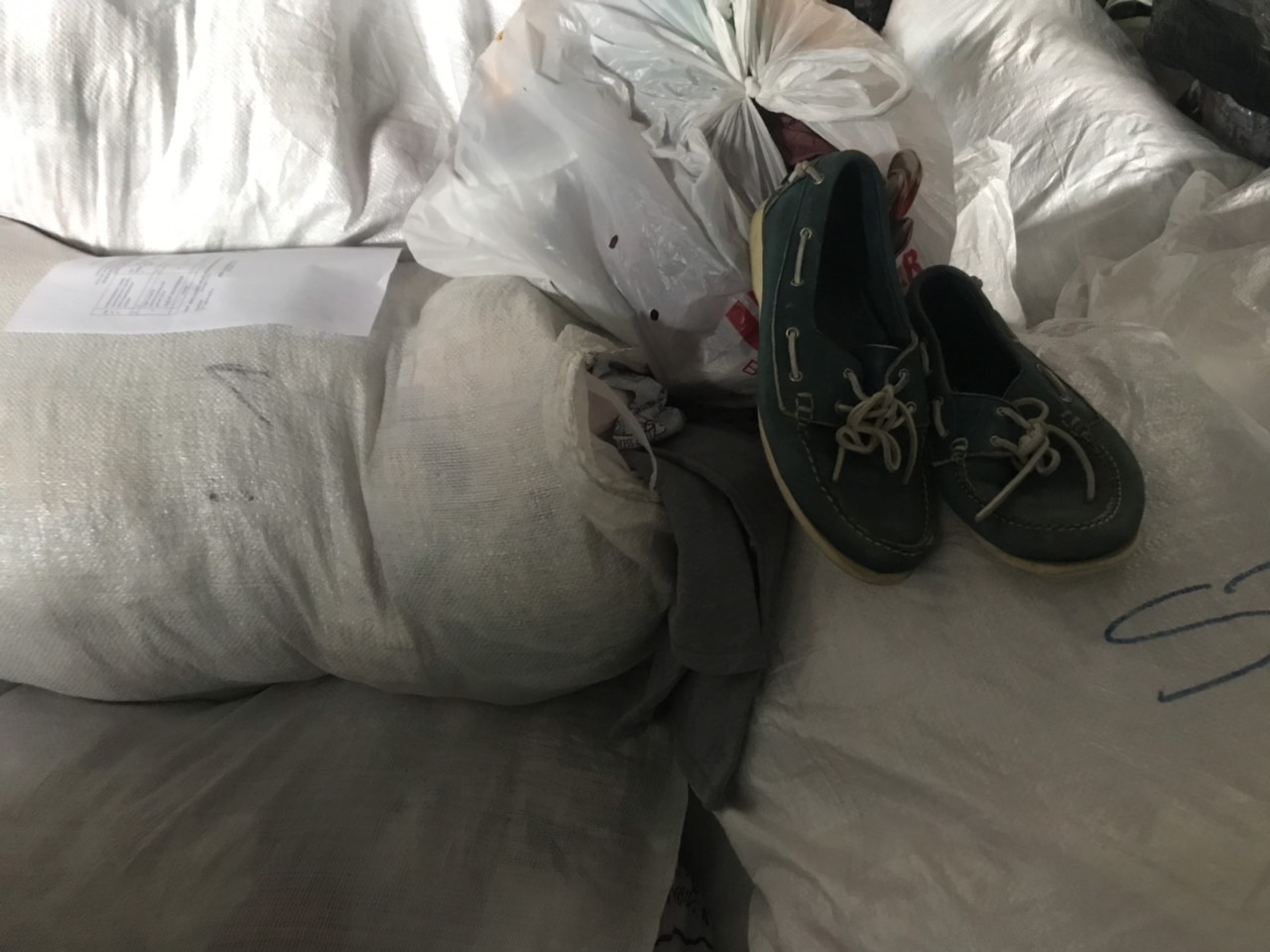Львівські митники зупинили на кордоні українця з 700 кг одягу та взуття