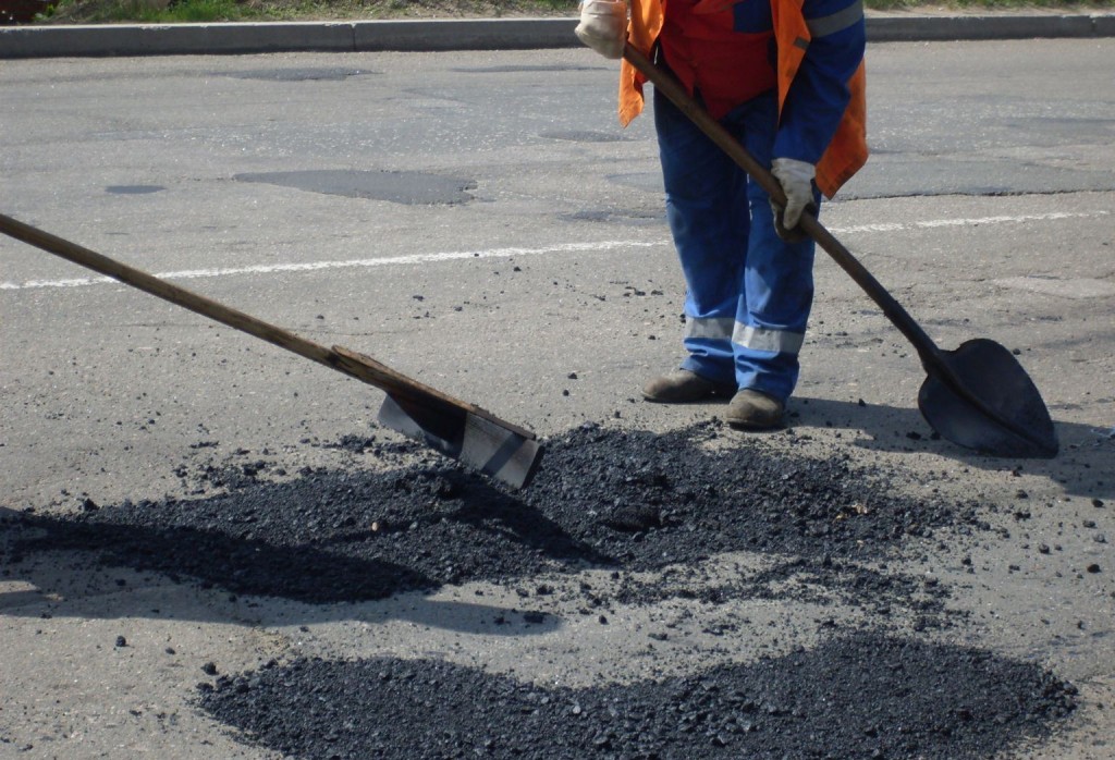 Горсовет Львова просят запретить ремонт дорог во время движения автомобилей