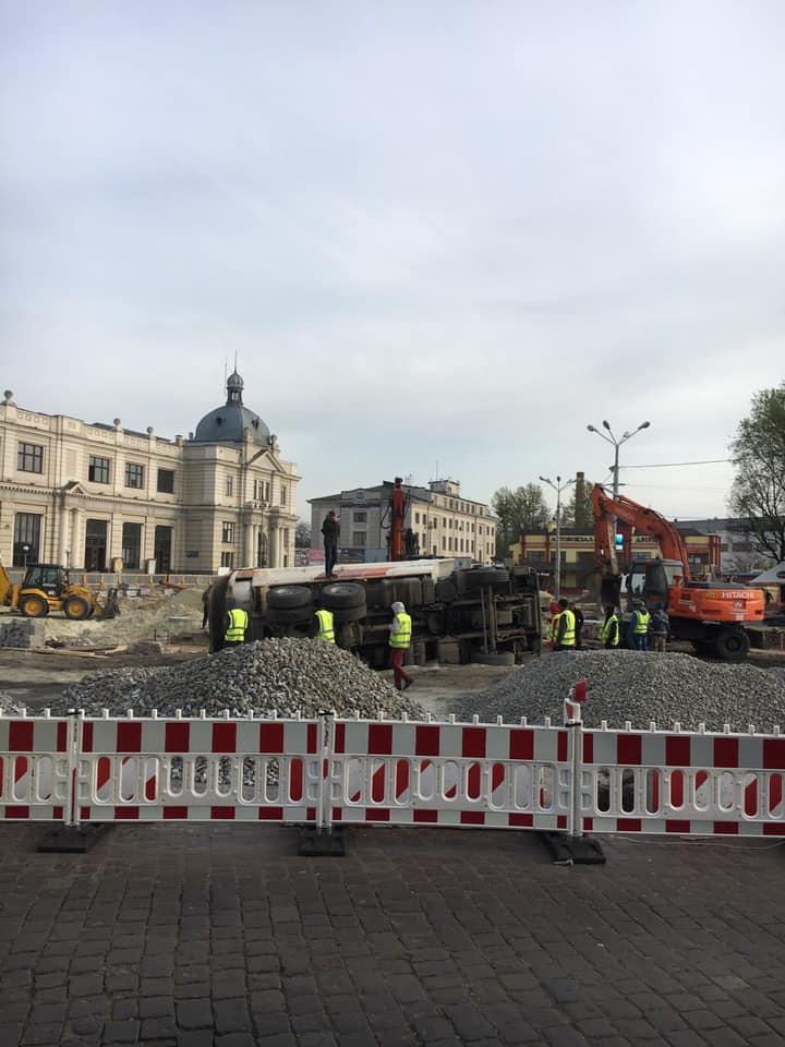 На площади Дворцовой во Львове перевернулся самосвал