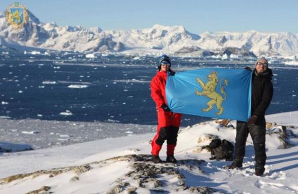 Львовский ученый развернул в Антарктиде флаг Львовщины
