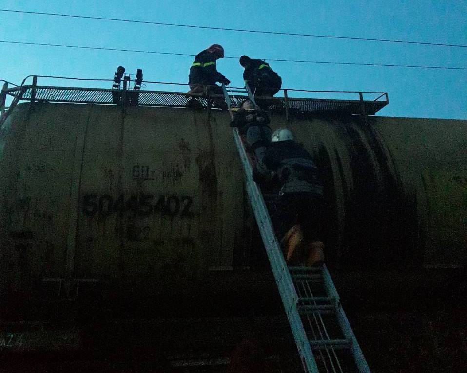 На Львівщині хлопчик заліз на вагон та постраждав від струму (фото)