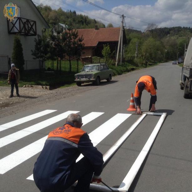 На дорогах Львовщины наносят разметку