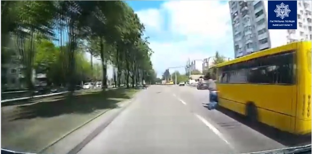 У Львові маршрутка ледь не збила жінку з дітьми (відео)