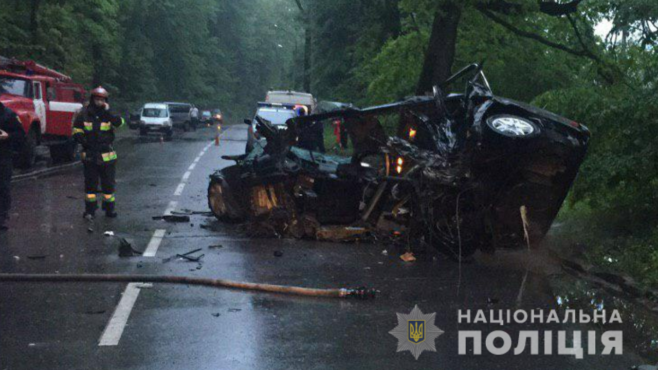 Вблизи Львова Mercedes врезался в электроопору, есть погибшие