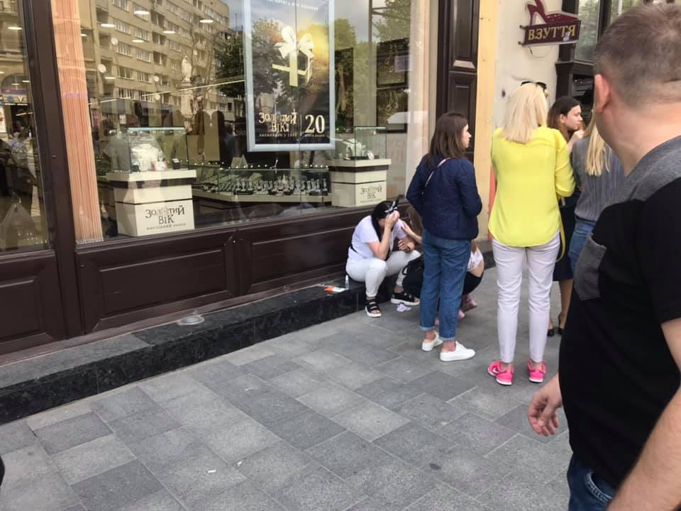В центре Львова женщине на голову упал камень