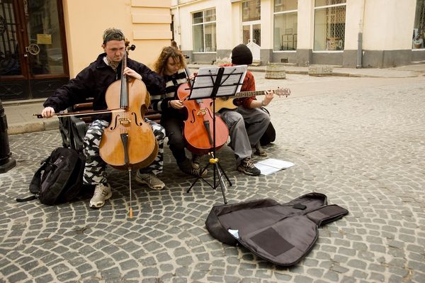 Львовская мэрия решила, что делать с уличными музыкантами
