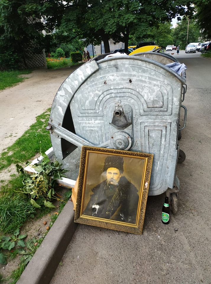 Львовяне возмущены выбрасыванием портрета Шевченко на мусорку