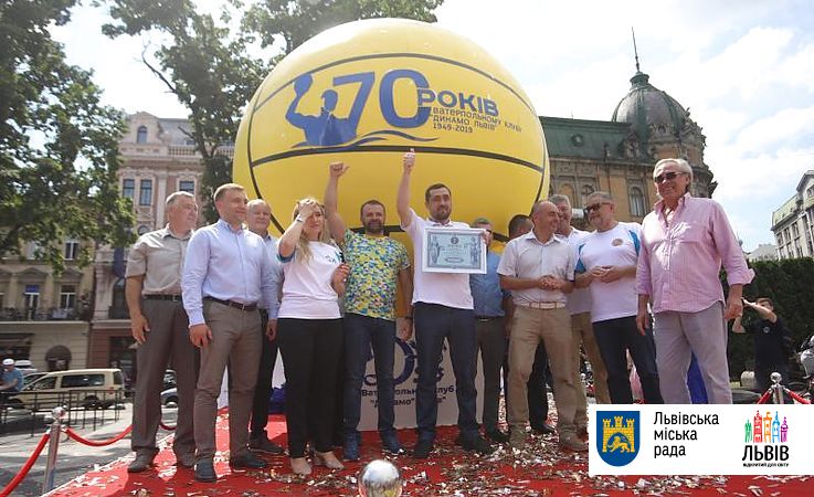 У Львові встановили величезний м'яч (фото)