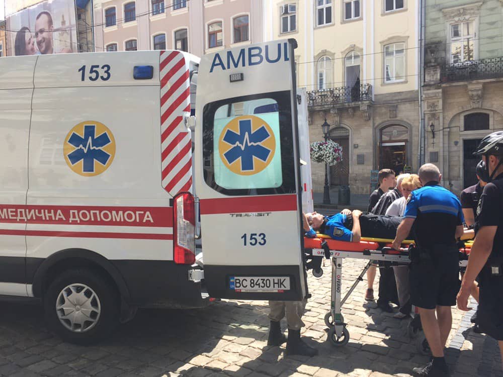 У Львові патрульна отримала травму на роботі (фото)
