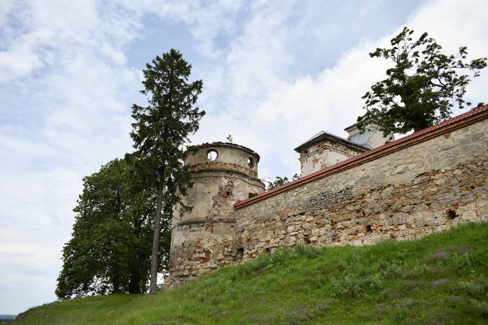 У колишньому монастирі домініканців на Львівщині знайшли дитячі поховання