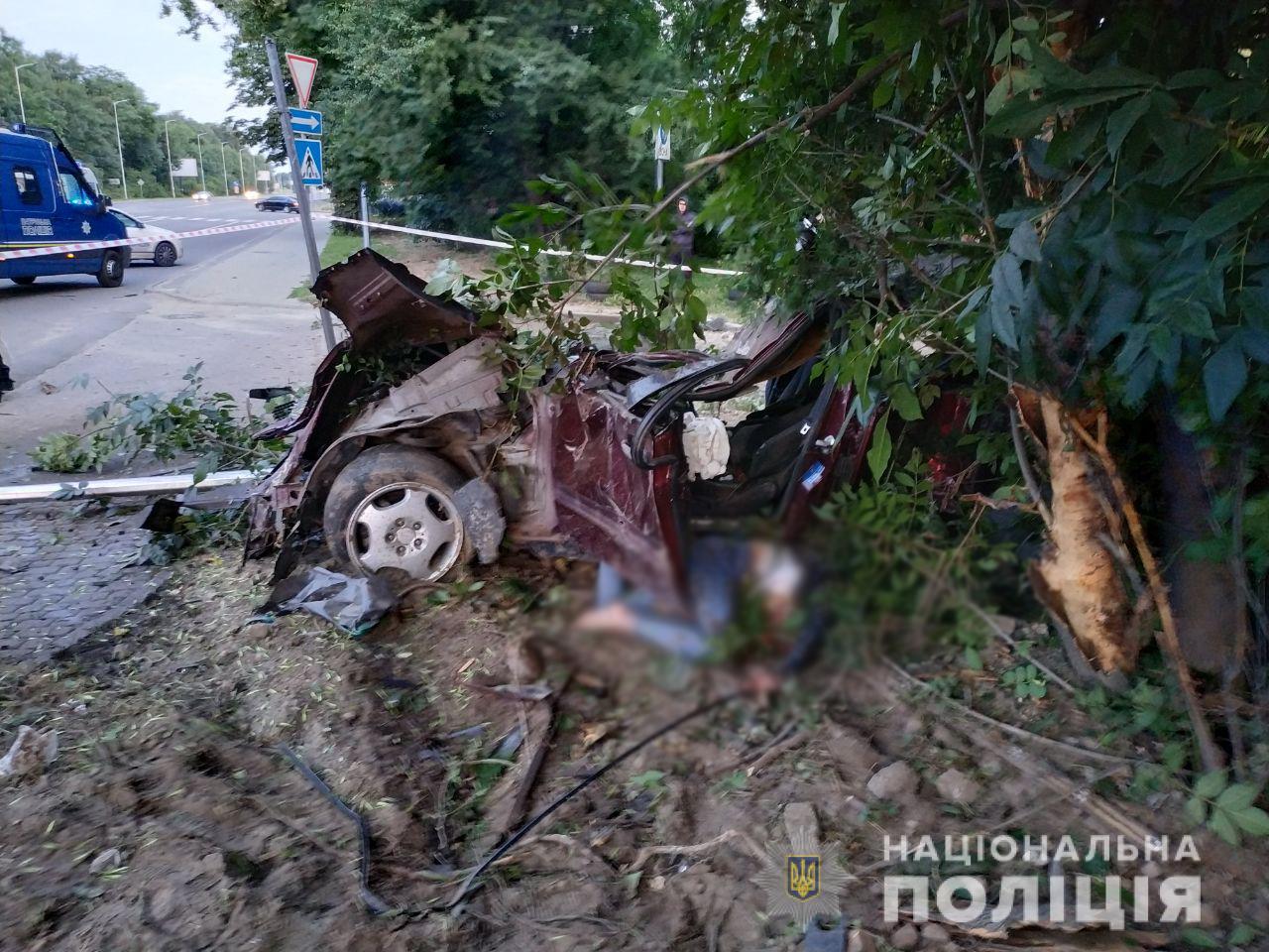 Во Львове женщина за рулем Mercedes-Benz врезалась в дерево