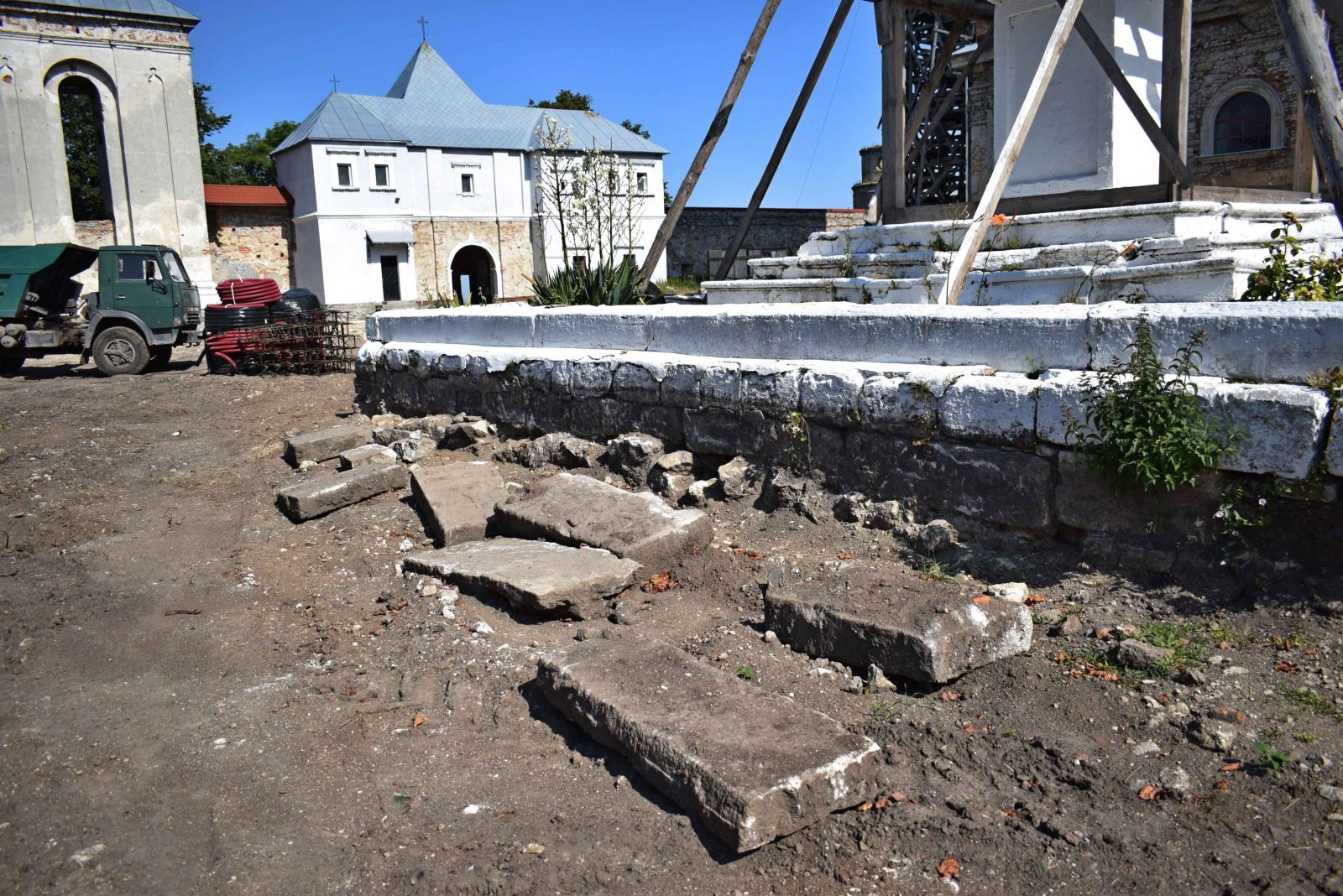 В монастирі на Львівщині будівники знищили десятки поховань