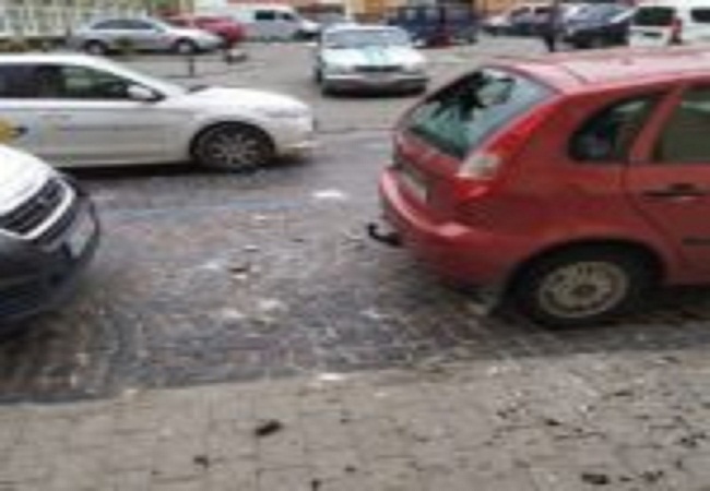 Во Львове на автомобиль упала часть фасада