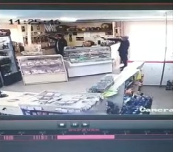У Львові чоловік погрожував продавцю пістолетом