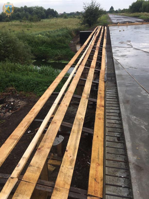 В Пустомытовском районе ремонтируют мост