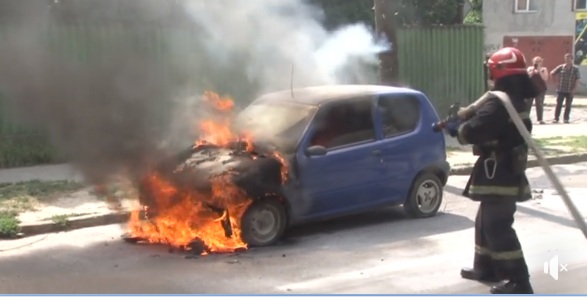 Во Львове горел автомобиль