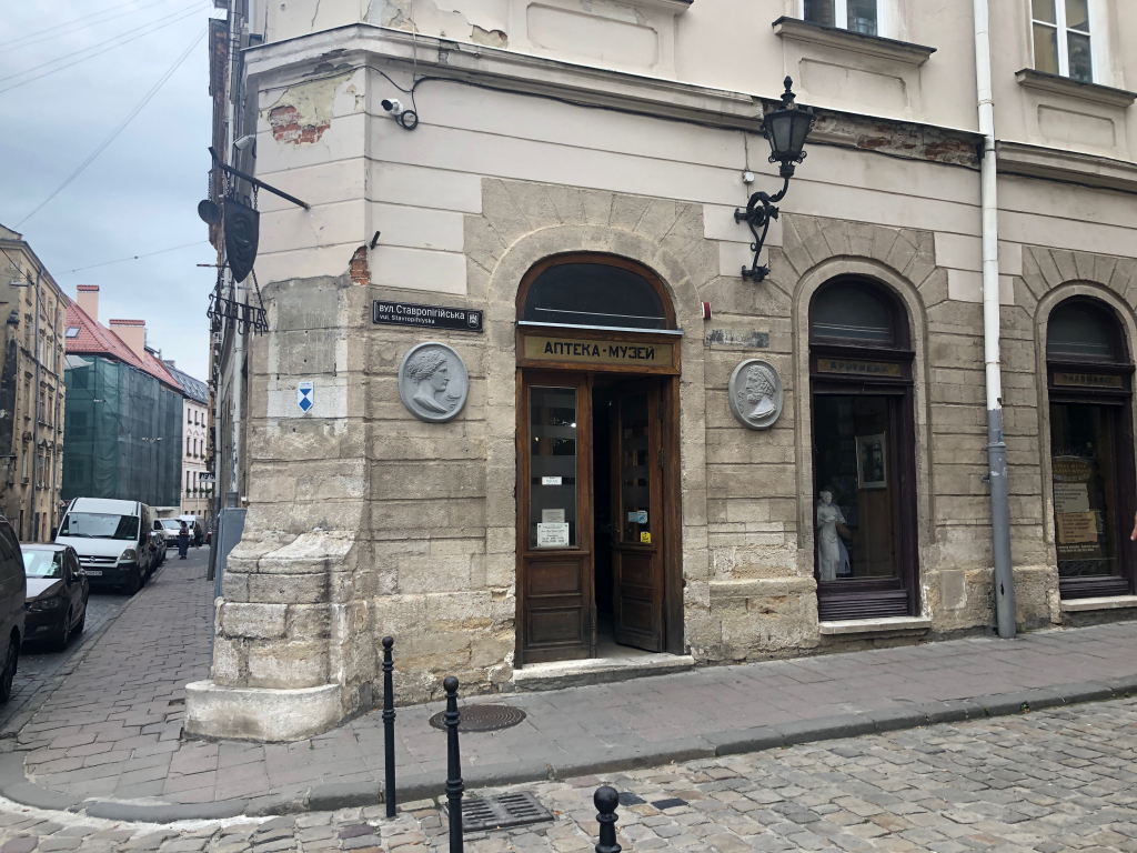 Відомого львівського фармацевта хочуть увіковічити на фасаді легендарної аптеки