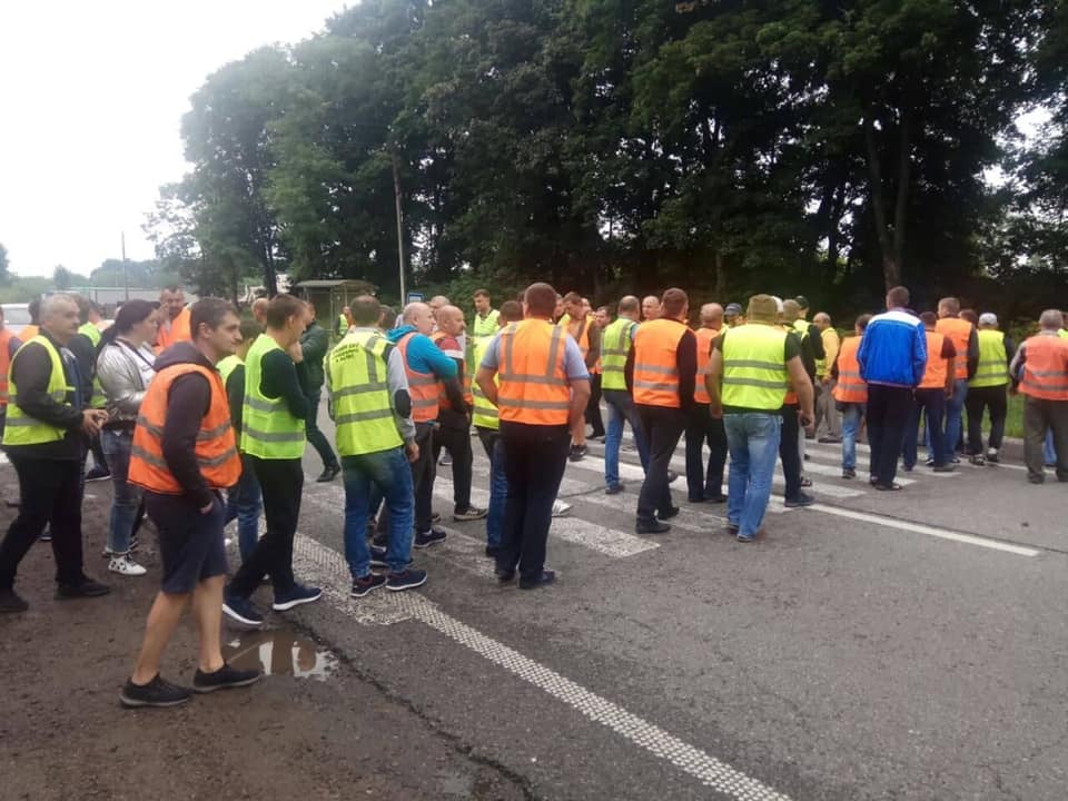 На Львовщине водители фур перекрыли трассу Киев - Чоп