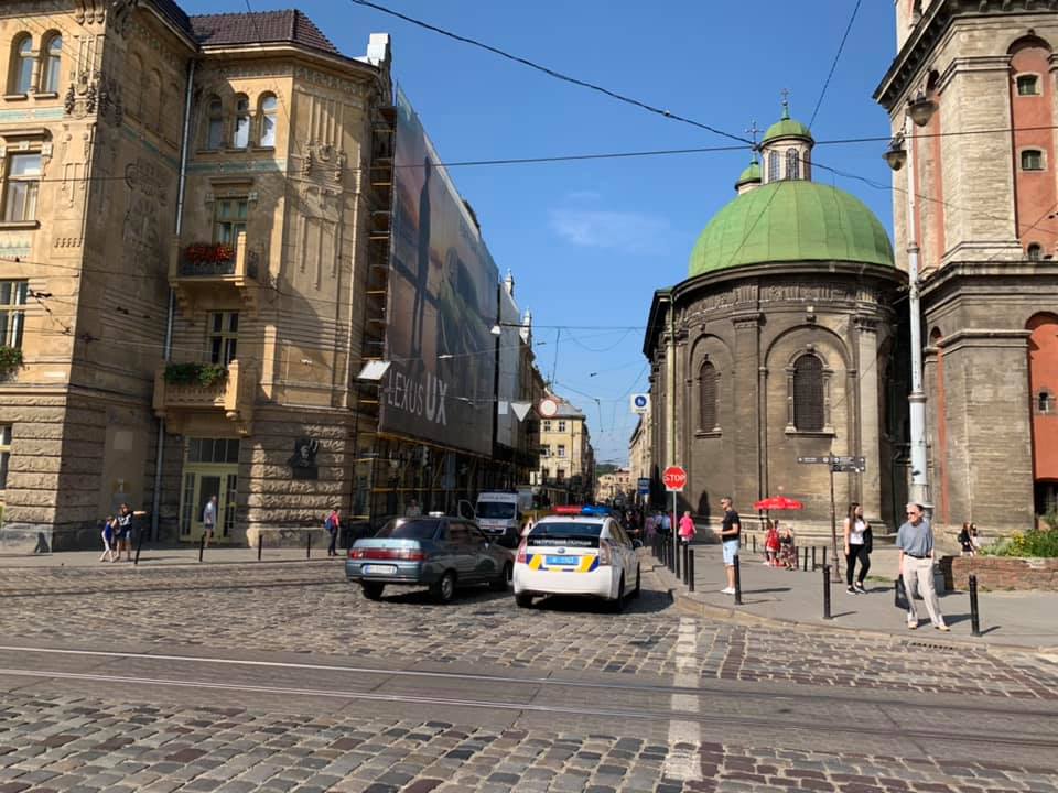 В центре Львова трамвай сбил человека